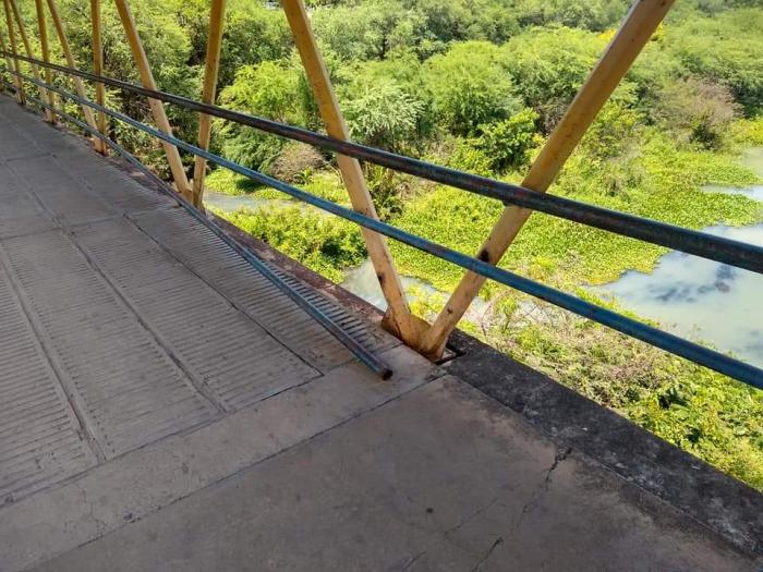 Idoso é alvejado com tiro na cabeça quando atravessava passarela sobre o Rio das Contas em Jequié Idoso é alvejado com tiro na cabeça quando atravessava passarela sobre o Rio das Contas em Jequié
